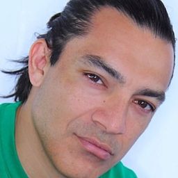 Robert Arevalo 飾演 Matteo