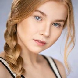 Laney Stiebing 飾演 Sara