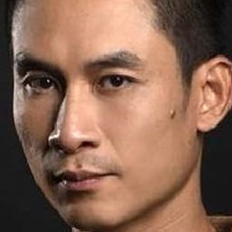 勒維·桑西斯 飾演 Tew