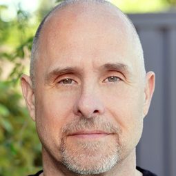 保羅·舒茲 飾演 Michael Burnett