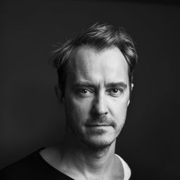 喬納斯·卡爾森 飾演 The man in suit