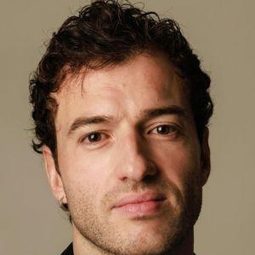 Iñaki Lartigue - 行走的正義演員 飾演Anarchiste