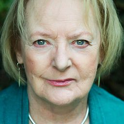 June Watson 飾演 Miss Hedges