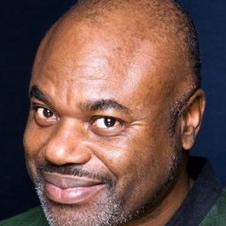 Denis Mpunga 飾演 Le prêtre