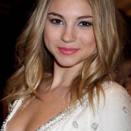 Allie Gonino 飾演 Zoe Mills