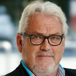 恩斯特·丹尼爾·斯密德 飾演 Tom