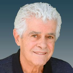 Guillermo Montesinos 飾演 Padre Escudero