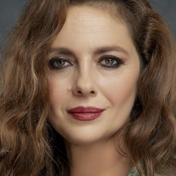 Nilüfer Açıkalın 飾演 Master Yakup's daughter