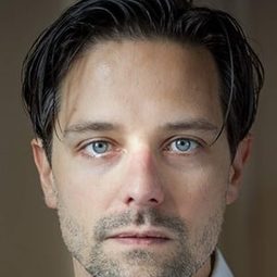 Iván González 飾演 Maxime Galoisy