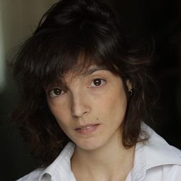 Alyzée Soudet 飾演 Voisine atelier