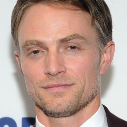 Wilson Bethel 飾演 Trevor