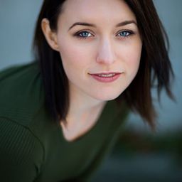 Cassandra Ebner 飾演 Baghead