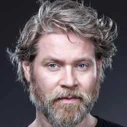 Lukas Loughran - 星際黑網演員 飾演Kingsley