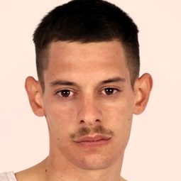 Martín Páez 飾演 Salva