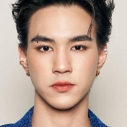 Peerapun Chungcharoenpanich 飾演 Novice Bom