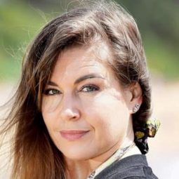 Pippa Grandison 飾演 Gloria