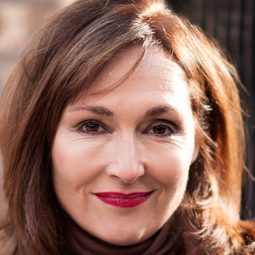 諾拉·都恩 - 衰仔駕到演員 飾演Amy