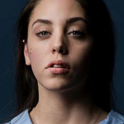 Oyku Karayel 飾演 Canan