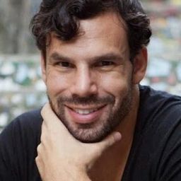 Felipe Adler 飾演 Marcão