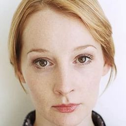 Emma Lowndes 飾演 Annie