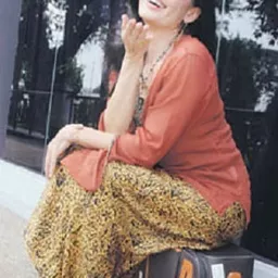 Louisa Chong 飾演 Miss Chee