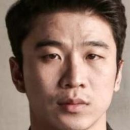 Kang Deok-joong 飾演 Locksmith