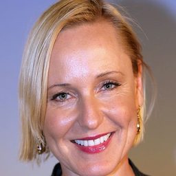 Joy Smithers 飾演 Tracey