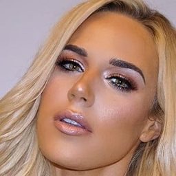 C.J. Perry 飾演 Holly