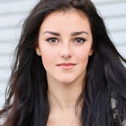 Alexis Wilkins 飾演 Alice