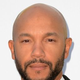 Stephen Bishop - 滅口佈局演員 飾演Marine Guard