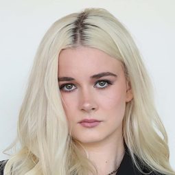 哈洛簡 - 她來到我身邊演員 飾演Tereza Szyskowski