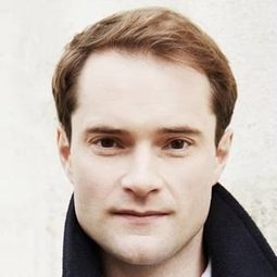 Peter Sandys-Clarke 飾演 Sheridan