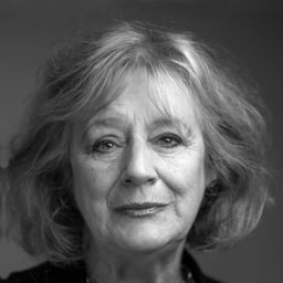 Maggie Steed 飾演 Adrienne