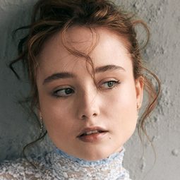 露比·史杜基斯 - 靈體盛宴演員 飾演Isabelle