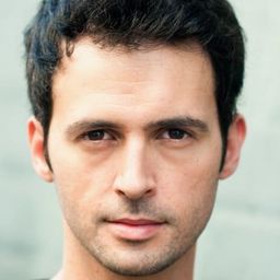 雷法艾爾·費雷 飾演 Le médecin