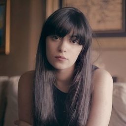 Daniela Love 飾演 Noviça