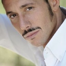 Emiliano Ragno 飾演 Emiliano