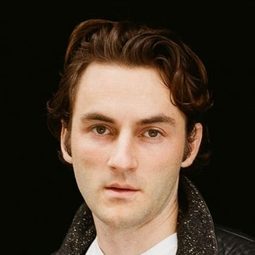 Tobias Resch 飾演 Adolf Opel