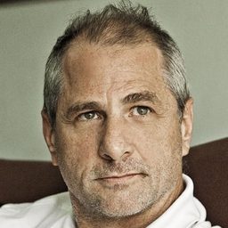 Ney Piacentini 飾演 Hubert