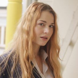 Johanna Hagen - Away演員 飾演Angela