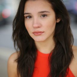 Emma Louise Webb 飾演 Emma