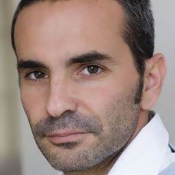 Joachim Lombard 飾演 Justin