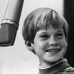 Sally Dryer 飾演 Violet (voice)