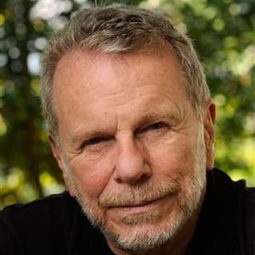 喬納斯布洛赫 飾演 Benjamin