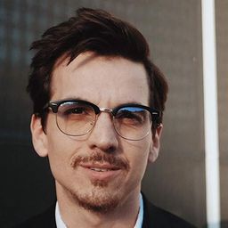 Nicholas Saenz 飾演 Dustin