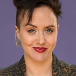 Caito Aase 飾演 Lola