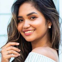 Stefanie Arianne 飾演 Maria