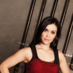 Elle Beyer 飾演 Vampire