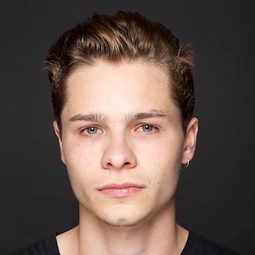 Toby Wallace 飾演 Matty