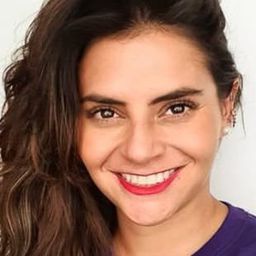 Sheyla Ferrera 飾演 Groupie 1